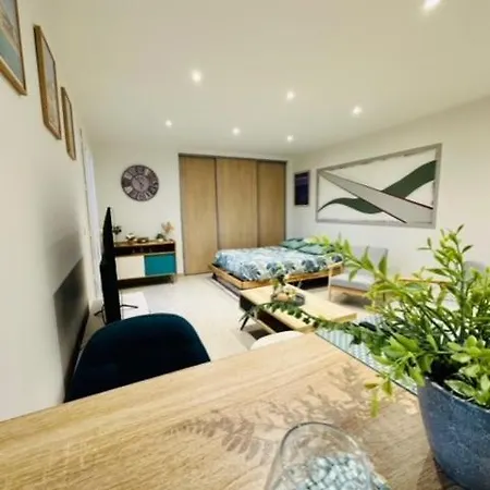 Joli Dans Nicoise Sur Les Collines